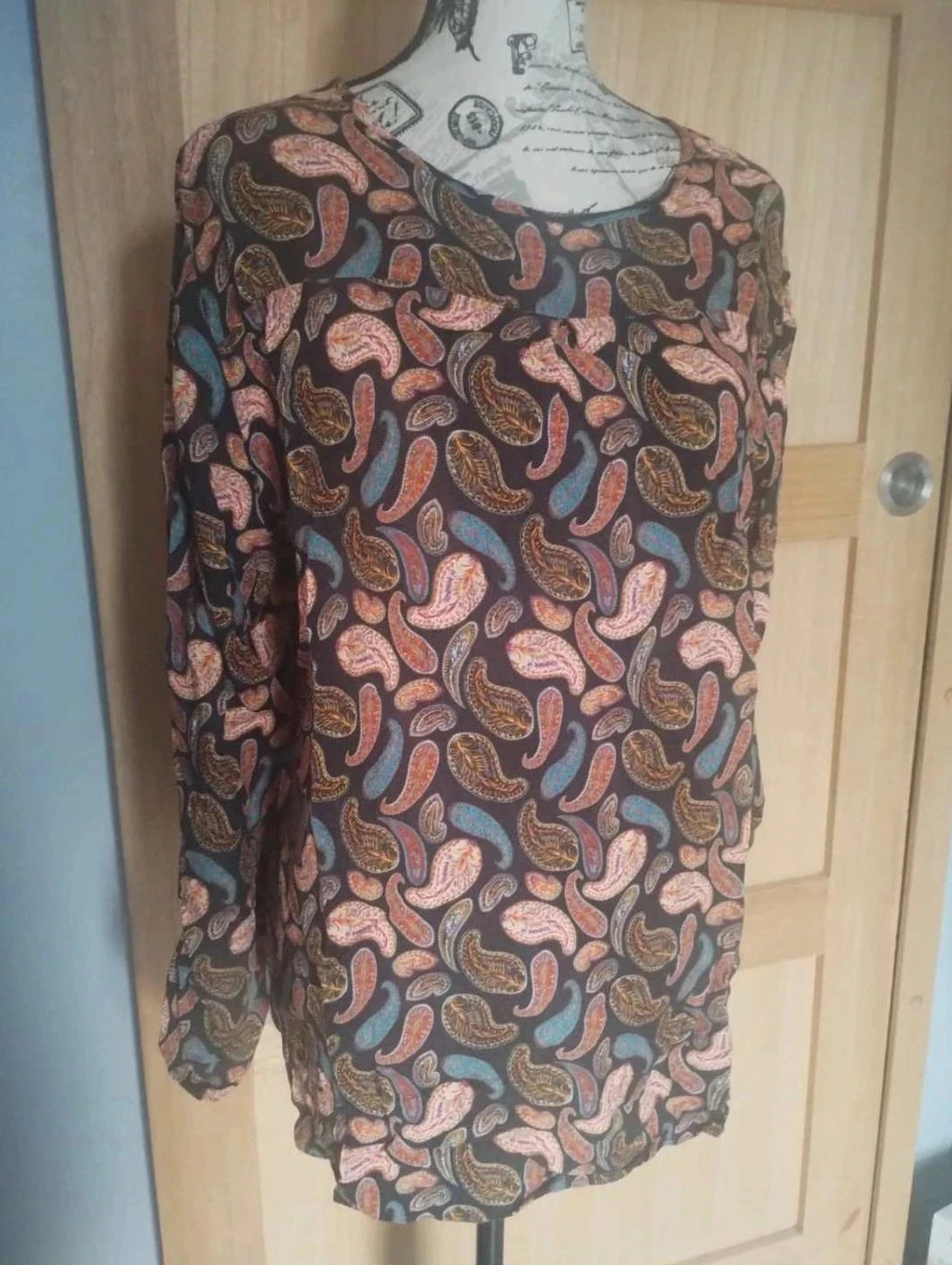 Fine sweater with colorful leaf patterns, roll-up sleeves, size 46 – photo 2